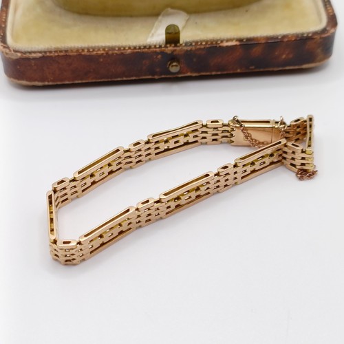 915 - A 15ct gold bracelet, in a vintage jewellery box