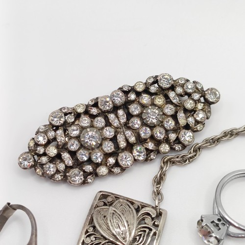 950 - A silver coloured metal necklace and other costume jewellery