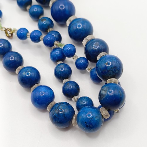 981 - A lapiz lazuli bead necklace, and a pendant