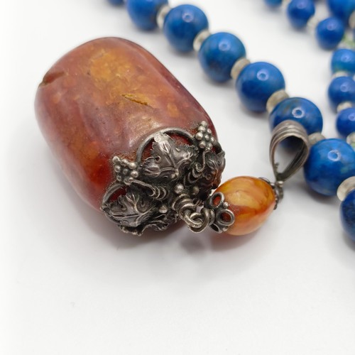 981 - A lapiz lazuli bead necklace, and a pendant