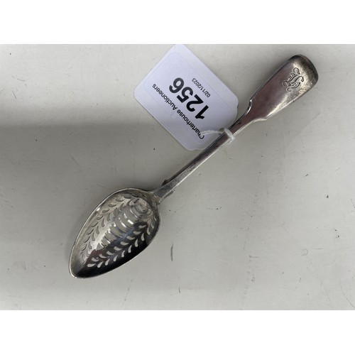 1256 - A George IV silver fiddle pattern spoon, with a pierced bowl, 18 g