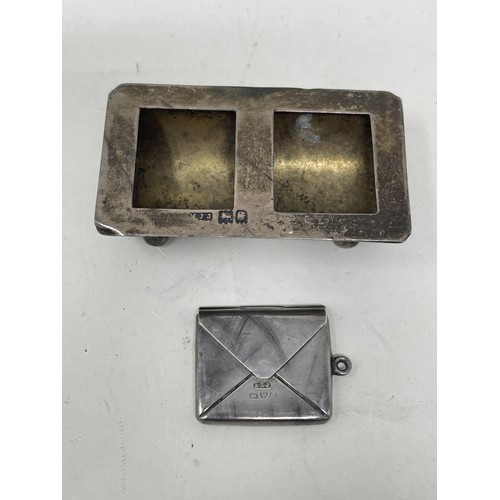 1167 - A silver stamp box, and a stamp holder in the form of an envelope , 28.2 g (2)