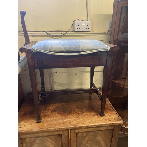 1661 - A mahogany cupboard, 70 cm wide, a pine chest, a painted screen, and three stools (6)