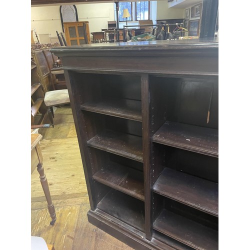 1670 - An oak bookcase, with adjustable shelves, 185 cm wide