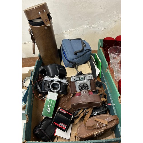 1455 - Assorted cameras and lenses (box)