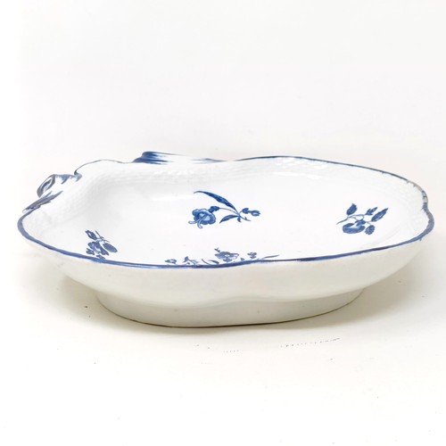 1574 - An early Worcester blue and white shaped bowl, decorated flowers, crescent moon mark to base, 20 cm ... 