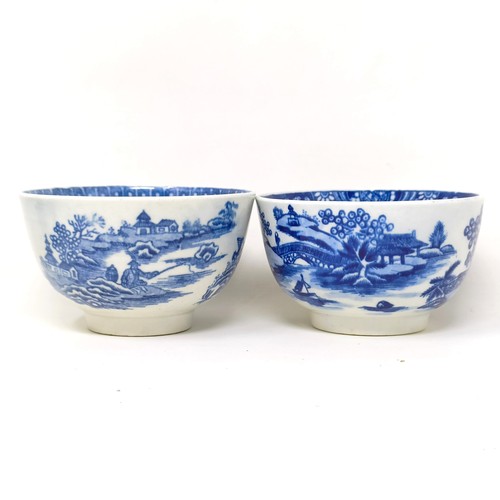 1560 - An 18th/19th century blue and white tea bowl, decorated Chinese manner, 7 cm diameter, another tea b... 