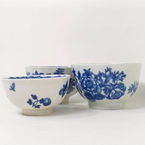 1562 - An early Worcester blue and white tea bowl, decorated flowers, crescent moon mark to base, 7 cm diam... 