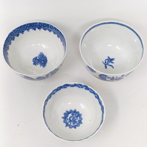 1562 - An early Worcester blue and white tea bowl, decorated flowers, crescent moon mark to base, 7 cm diam... 