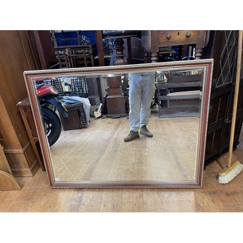 1747 - A gilt framed wall mirror, 102 x 130 cm