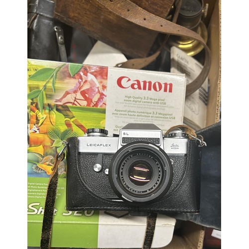 1585 - A Leicaflex SL, and assorted photographic items (box)