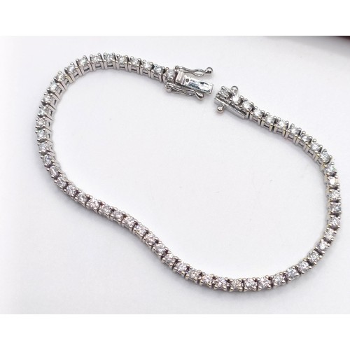 957 - A diamond tennis bracelet