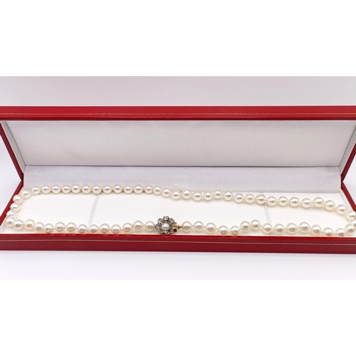 962 - A pearl necklace with a diamond clasp