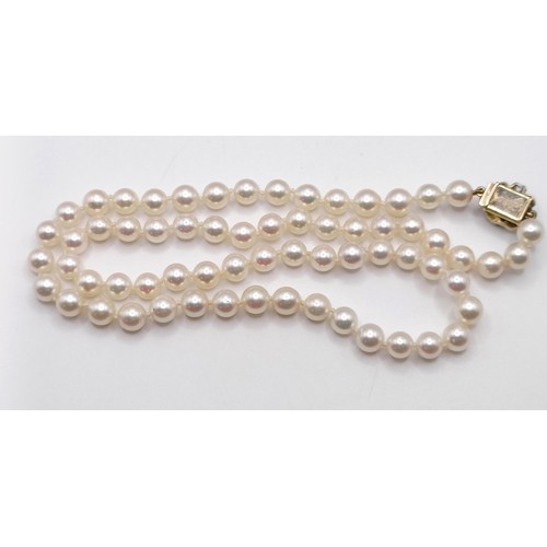 962 - A pearl necklace with a diamond clasp