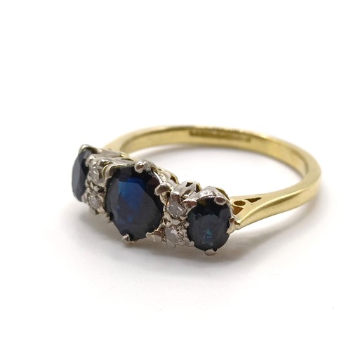 952 - An 18ct gold, sapphire and diamond ring, ring size N