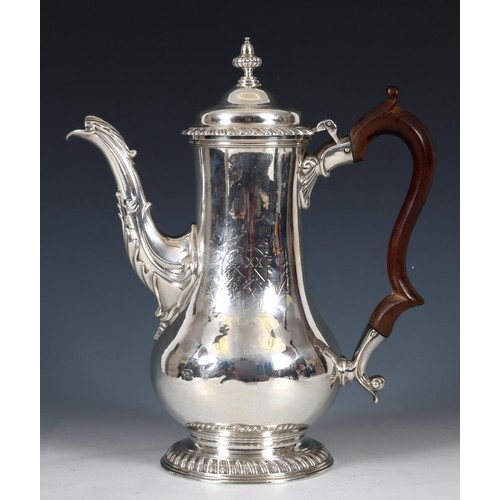 661 - A George III silver coffee pot, B Gigmac, London 1765, 30.2 ozt all in