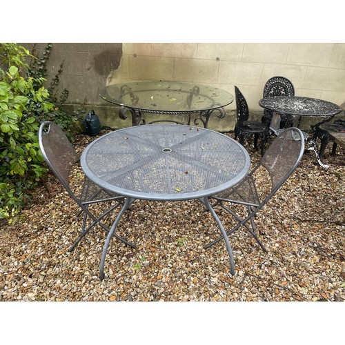 1031 - A metal garden table, 108 cm diameter, and two chairs (3)