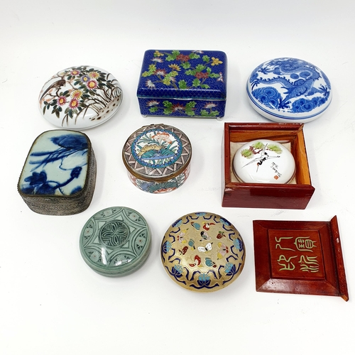 813 - A Chinese blue and white box and cover, decorated a dragon, 11 cm diameter, seven others, a Chinese ... 