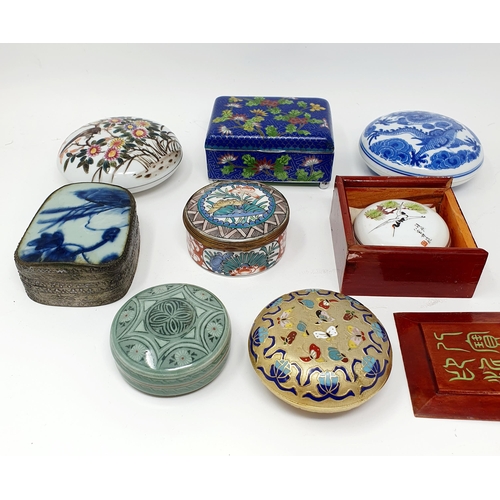 813 - A Chinese blue and white box and cover, decorated a dragon, 11 cm diameter, seven others, a Chinese ... 