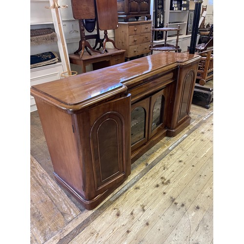 946 - A mahogany extending draw leaf dining table, the top 153 x 122 cm, a set of seven Queen Anne style d... 