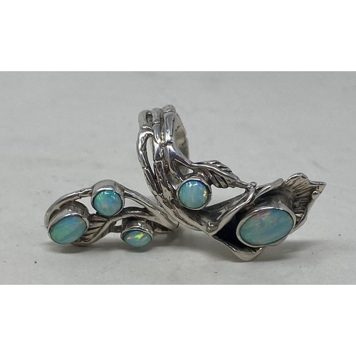 522 - A silver and opal naturalistic set ring, ring size M