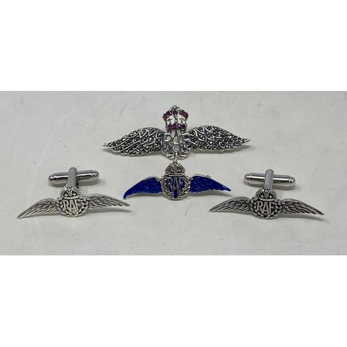 552 - An RAF pin, a pair of similar cufflinks, and another pin (4)