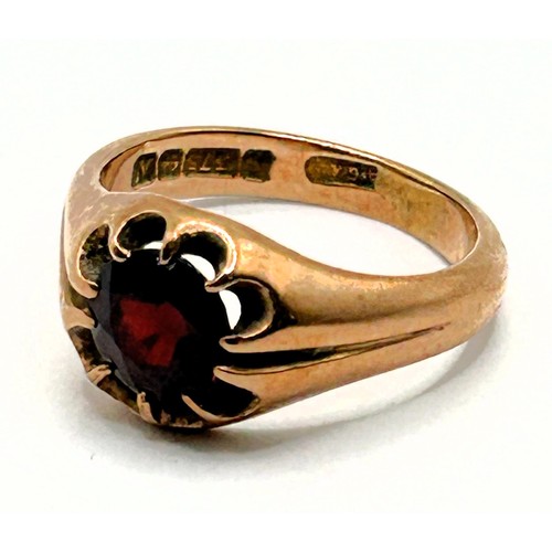 529 - A 9ct gold and garnet ring, ring size L