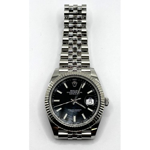 603 - A gentleman's Rolex Oyster Perpetual DateJust 41 steel black baton dial wristwatch, with a white gol... 