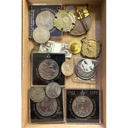 26 - Assorted world coins (box)