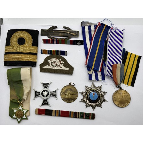 75 - Assorted military badges and related items (box)