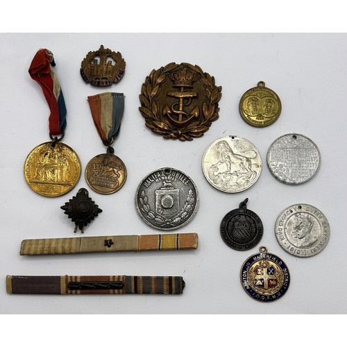 75 - Assorted military badges and related items (box)