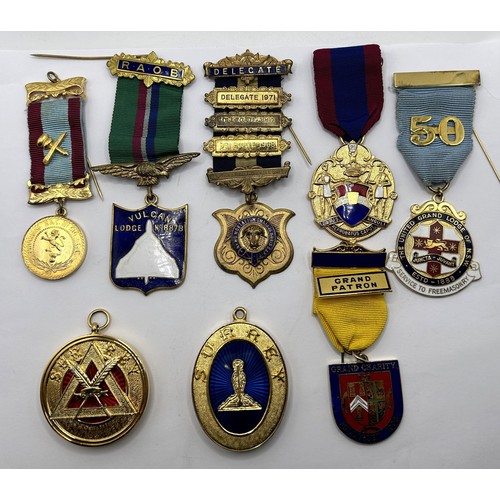 76 - Assorted military badges, Masonic medals and other items in an album