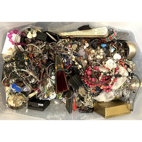 562 - Assorted costume jewellery (box)