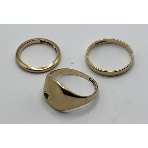 510 - A 9ct gold signet ring, ring size P, a 9ct gold wedding band, ring size P 1/2, and a 9ct gold weddin... 