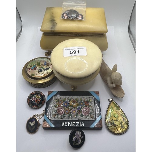 591 - An oval slate plaque, decorated a flower, in a yellow metal mount, a micro-mosaic plaque, an onyx je... 