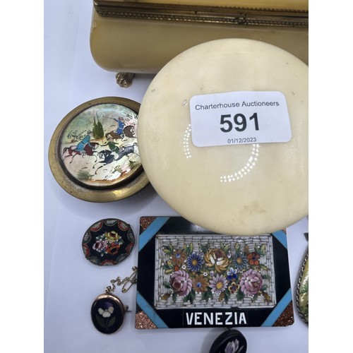 591 - An oval slate plaque, decorated a flower, in a yellow metal mount, a micro-mosaic plaque, an onyx je... 