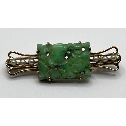 598 - An Art Deco seed pearl and carved green stone bar brooch, in a vintage jewellery box