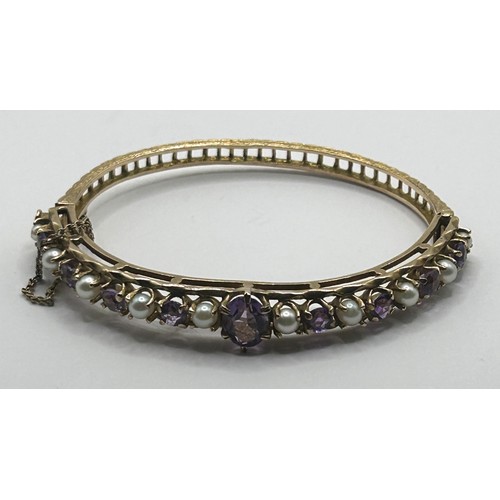 595 - A gold, cultured pearl and amethyst hinged bangle