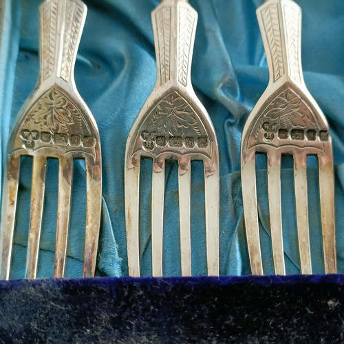 714 - A set of Victorian silver dessert knives and forks, with mother of pearl handles, Sheffield 1880, in... 