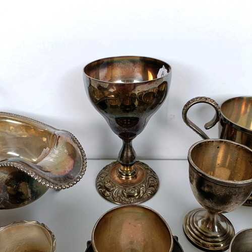 713 - A George V silver sugar bowl, a strainer, four napkin rings, an egg cup, various dates and marks, 3.... 