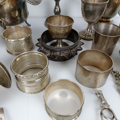 713 - A George V silver sugar bowl, a strainer, four napkin rings, an egg cup, various dates and marks, 3.... 