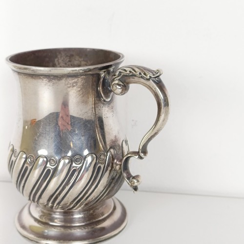 699 - A late Victorian silver mug, London 1900, 6.8 ozt