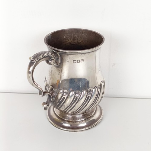 699 - A late Victorian silver mug, London 1900, 6.8 ozt