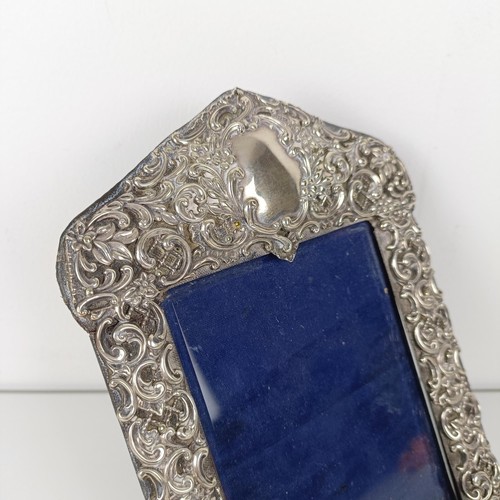 653 - A silver mounted picture frame, 22 x 15 cm, aperture 13 x 9 cm