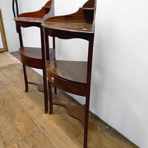 1011 - A pair of mahogany corner washstands, 60 cm wide (2)