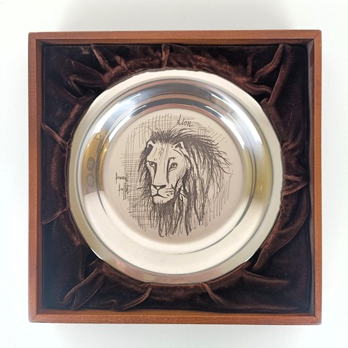 724A - A French silver limited edition dish, decorated a lion, after Bernard Buffet, No A1064, cased, 6.7 o... 