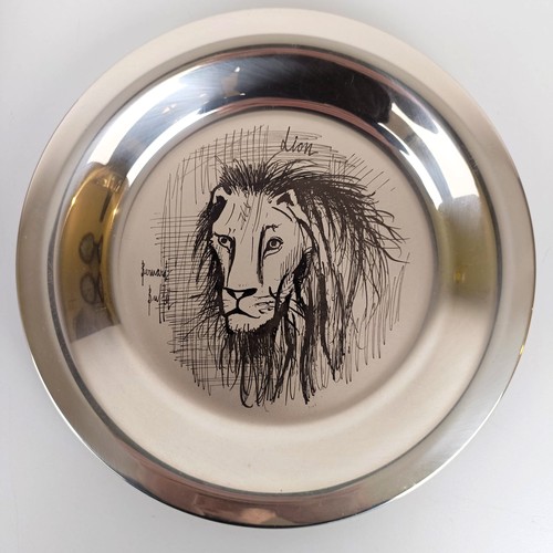 724A - A French silver limited edition dish, decorated a lion, after Bernard Buffet, No A1064, cased, 6.7 o... 