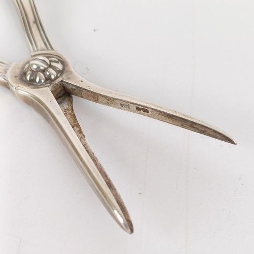 712A - A pair of Victorian silver Kings pattern grape scissors, London 1847, 3.3 ozt