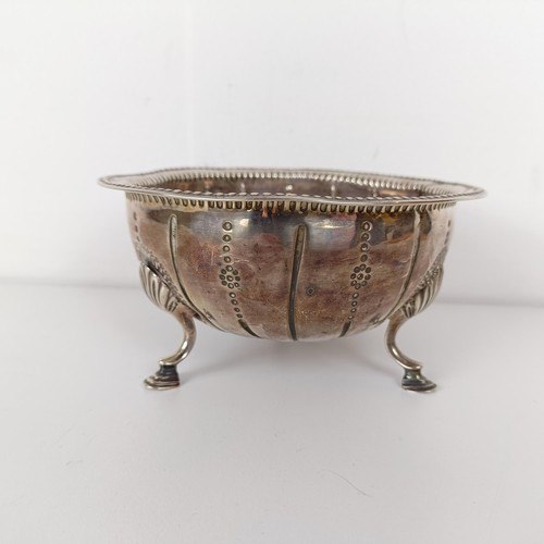 711A - An 18th century Irish silver bowl, on three pad feet, 4.9 ozt