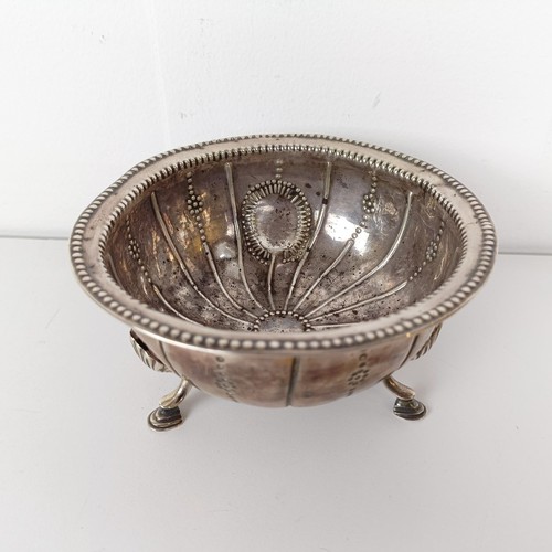 711A - An 18th century Irish silver bowl, on three pad feet, 4.9 ozt